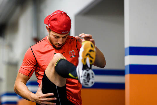 Örebros Aaron Palushaj värmer upp före ishockeymatchen i