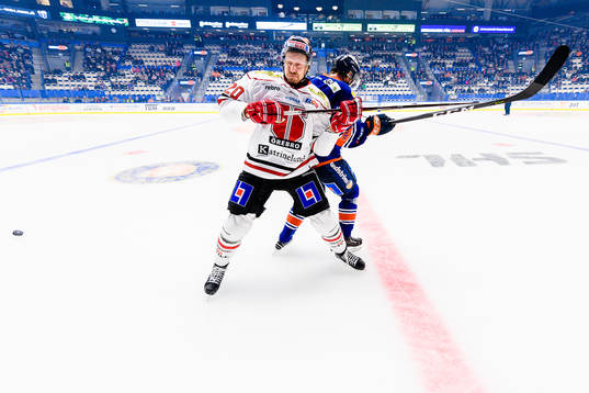 Örebros Marcus Weinstock tacklas av Växjös Joel Persson