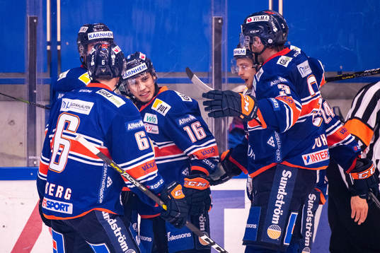 Växjös Austin Ortega blir omkramad