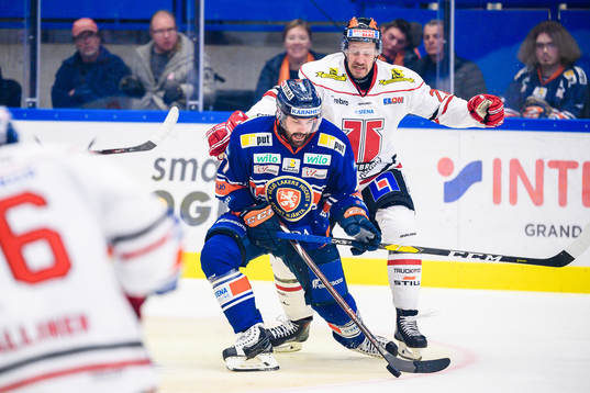 Örebros Marcus Weinstock hakar Växjös Linus Fröberg