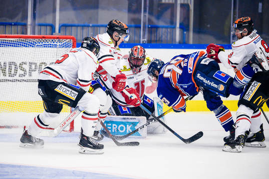 Växjös Roman Horak gör mål 2-1 bakom Örebros målvakt