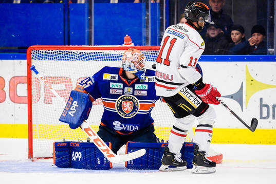Örebros Aaron Palushaj sätter en straff bakom Växjös