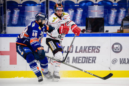 Växjös Daniel Rahimi tacklar Örebros Aaron Palushaj