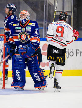 Växjös målvakt Viktor Andrén deppar och Örebros Tylor