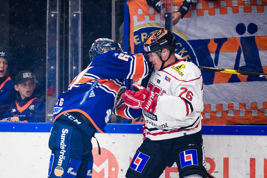 Gruff mellan Växjös Linus Fröberg och Örebros Jere