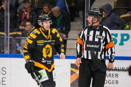 Skellefteås Joakim Lindström  pratar med domare Mikael