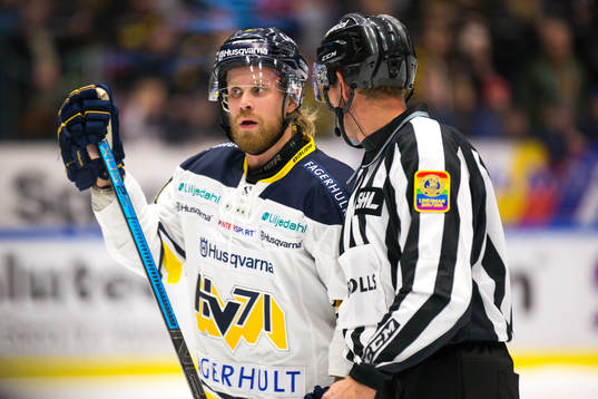s Mattias Tedenby pratar med linjedomaren Jan Sandström