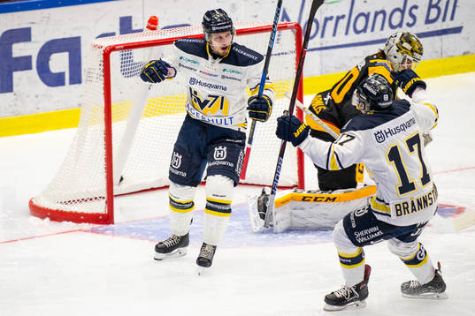 s Kristofer Berglund och Isac Brännström jublar