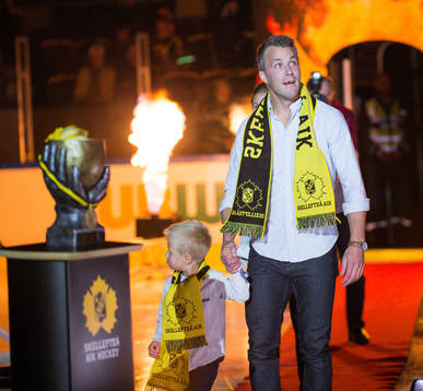 Skellefteås Pontus Petterström med familj avtackas
