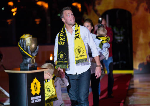 Skellefteås Pontus Petterström med familj avtackas