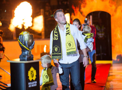 Skellefteås Pontus Petterström med familj avtackas