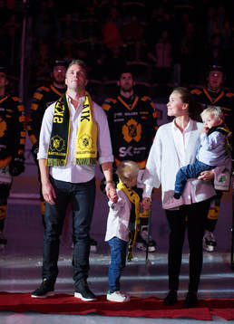 Skellefteås Pontus Petterström med familj avtackas