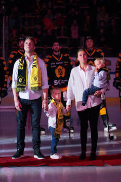 Skellefteås Pontus Petterström med familj avtackas