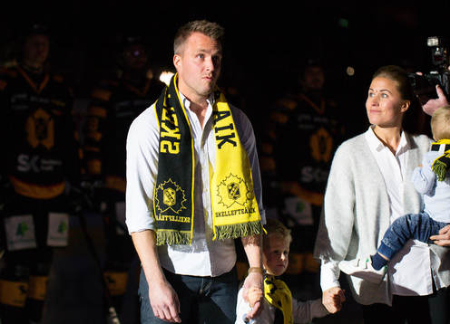 Skellefteås Pontus Petterström med familj avtackas