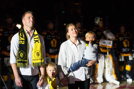 Skellefteås Pontus Petterström med familj avtackas