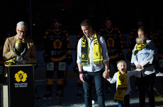 Skellefteås Pontus Petterström med familj avtackas av