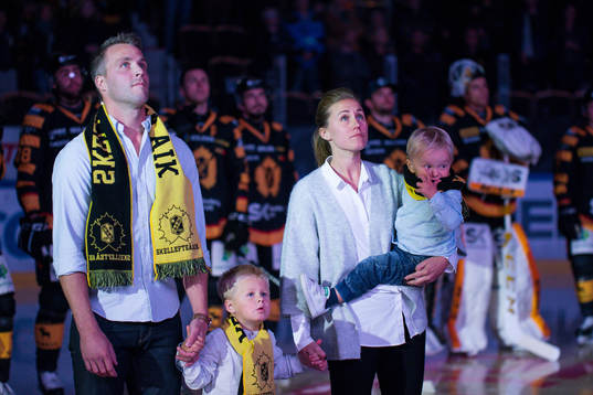 Skellefteås Pontus Petterström med familj avtackas