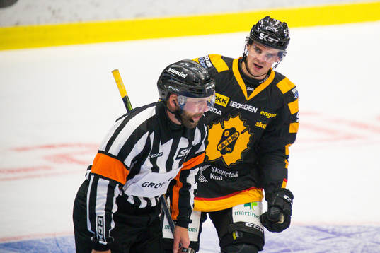 Skellefteås Emil Djuse pratar med domare Marcus Linde
