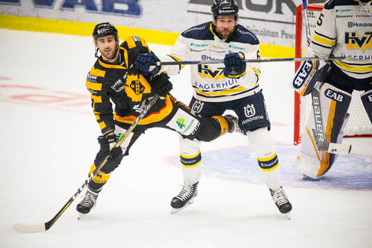 s Christoffer Persson och målvakt Felix Sandström