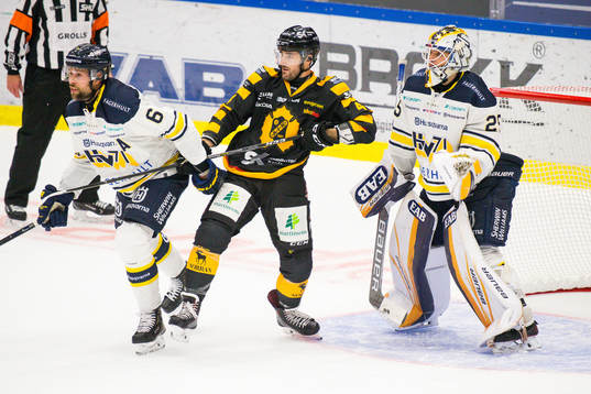 s Christoffer Persson och målvakt Felix Sandström