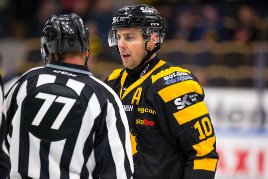 Skellefteås Joakim Lindström pratar med Linjedomare Jan
