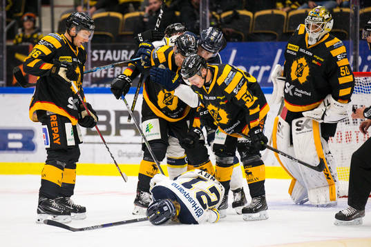 Skellefteås Joakim Lindström har uppe klubban mellan benen
