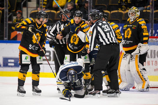 Skellefteås Joakim Lindström har uppe klubban mellan benen