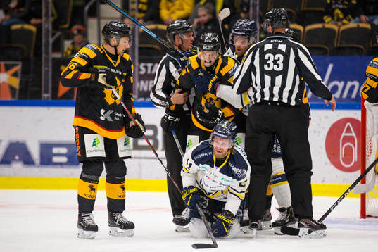 Skellefteås Joakim Lindström har uppe klubban mellan benen