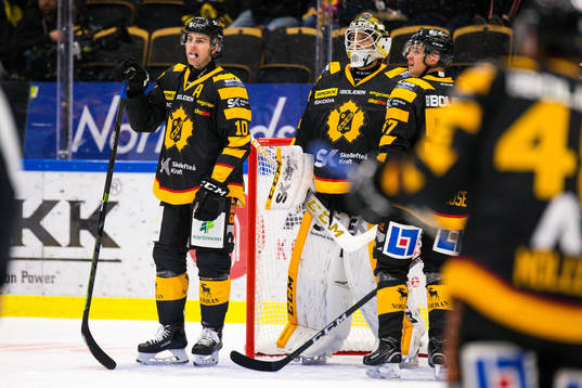 Skellefteås Joakim Lindström , målvakt Mantas Armalis