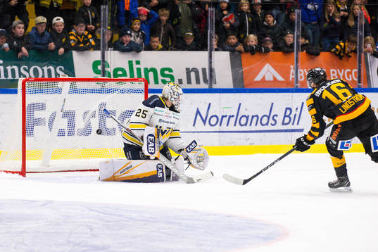 Skellefteås Linus Lindström skjuter mål på straff på
