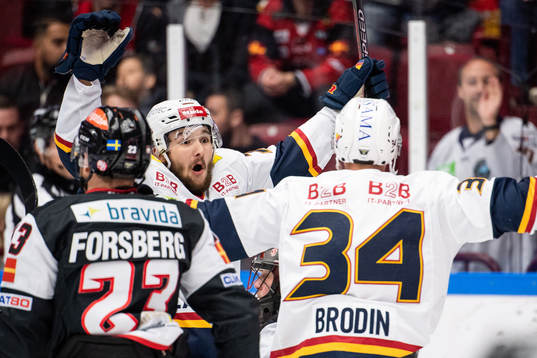 Djurgårdens Emil Bemström och Daniel Brodin jublar