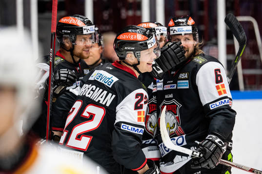 Malmö Redhawks Lars Bryggman blir omkramad