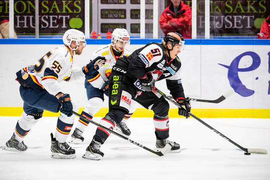 Djurgårdens Alexander Urbom och Gustav Possler i duell mot