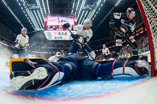 Malmö Redhawks Lars Bryggman gör 1-1 bakom Djurgårdens