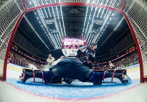 Malmö Redhawks Lars Bryggman gör 1-1 bakom Djurgårdens