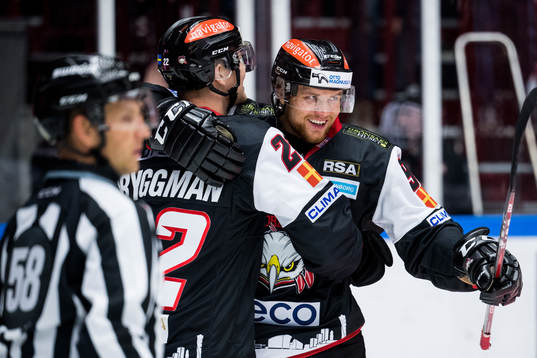 Malmö Redhawks Max Görtz jublar med Lars Bryggman