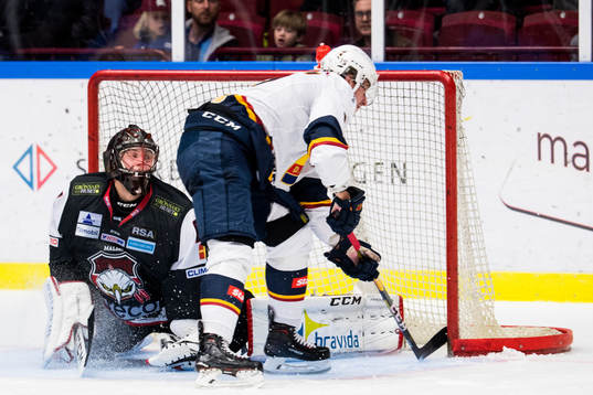 Djurgårdens Jakob Lilja oroar mot Malmö Redhawks målvakt