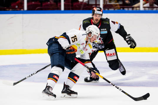 Djurgårdens Jakob Lilja och Malmö Redhawks Niklas Arell