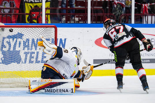 Malmö Redhawks Konstantin Komarek sätter straff