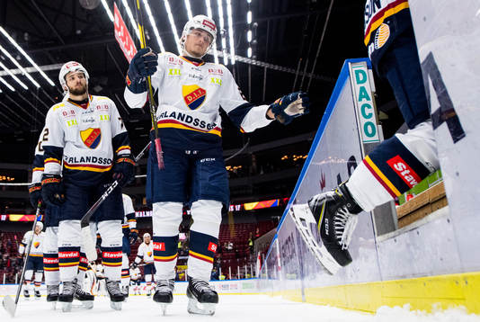 Djurgårdens Emil Bemström och William Wiå deppar när