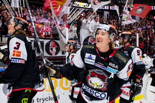 Malmö Redhawks Emil Sylvegård jublar med publiken