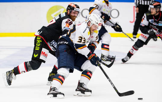 Djurgårdens Linus Hultström och Malmö Redhawks Jens