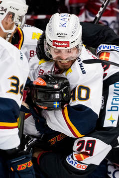 Djurgårdens Jacob Josefson slåss med Malmö Redhawks