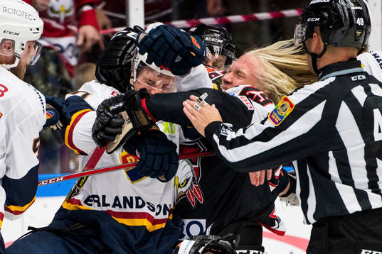 Malmö Redhawks Marcus Sylvegård slåss med Djurgårdens