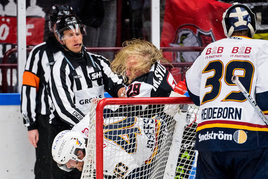 Malmö Redhawks Marcus Sylvegård slåss med Djurgårdens
