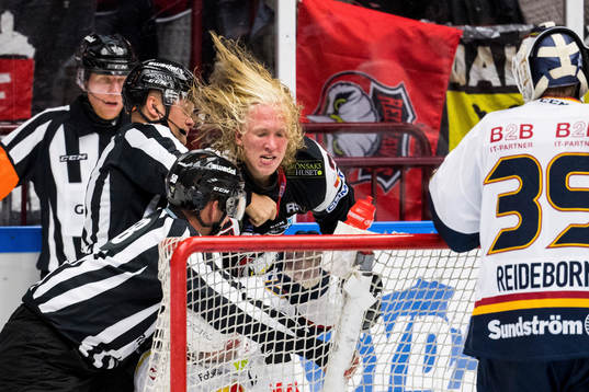 Malmö Redhawks Marcus Sylvegård slåss med Djurgårdens