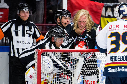 Domare Ludvig Lundgren plockar undan Malmö Redhawks Marcus