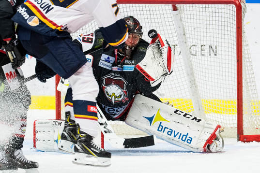 Malmö Redhawks målvakt Oscar Alsenfelt gör en räddning