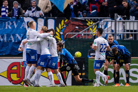 Norrköpings David Moberg Karlsson blir omkramad