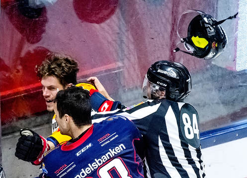 Luleås Emil Larsson tappar hjälmen i ett slagsmål